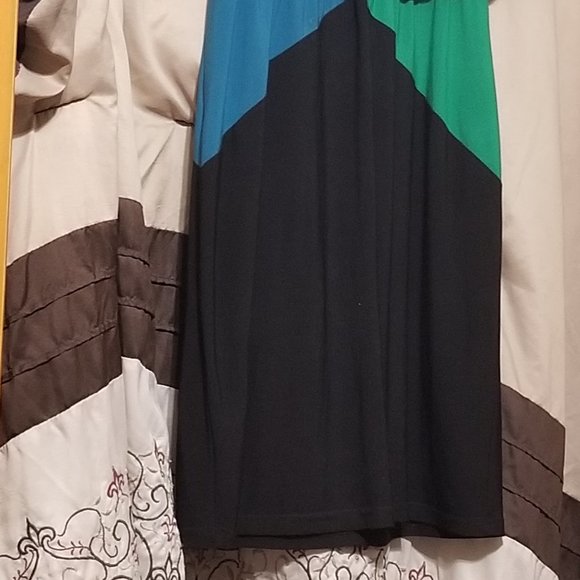 Colorblock V Neck Dress - Picture 2 of 12